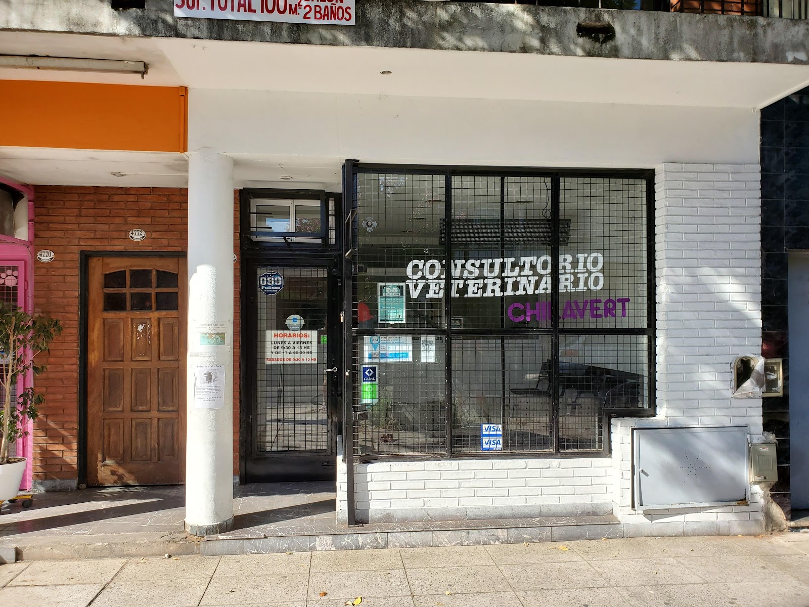 Frente del consultorio veterinario Chilavert, con el nombre pintado en la vidriera